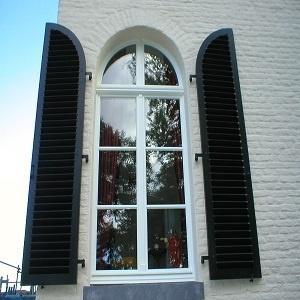 Rundbogenfenster aus Holz